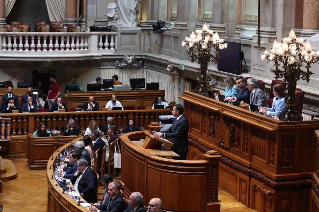 Sessão na Assembleia da República com político a discursar