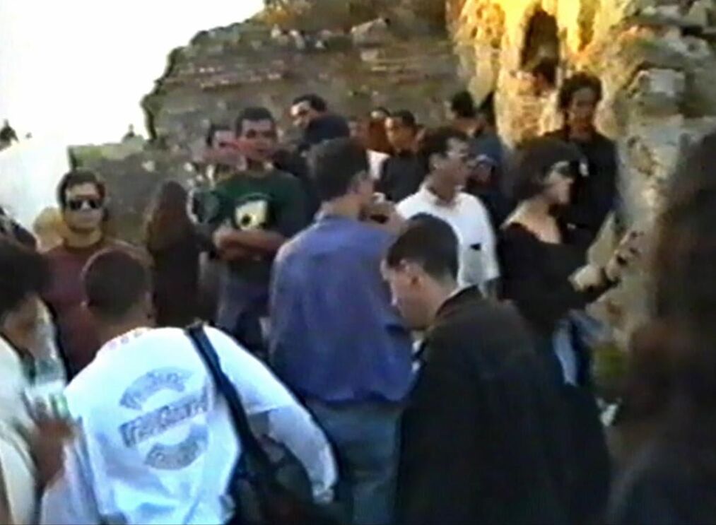 Ravers a caminho de uma festa num castelo