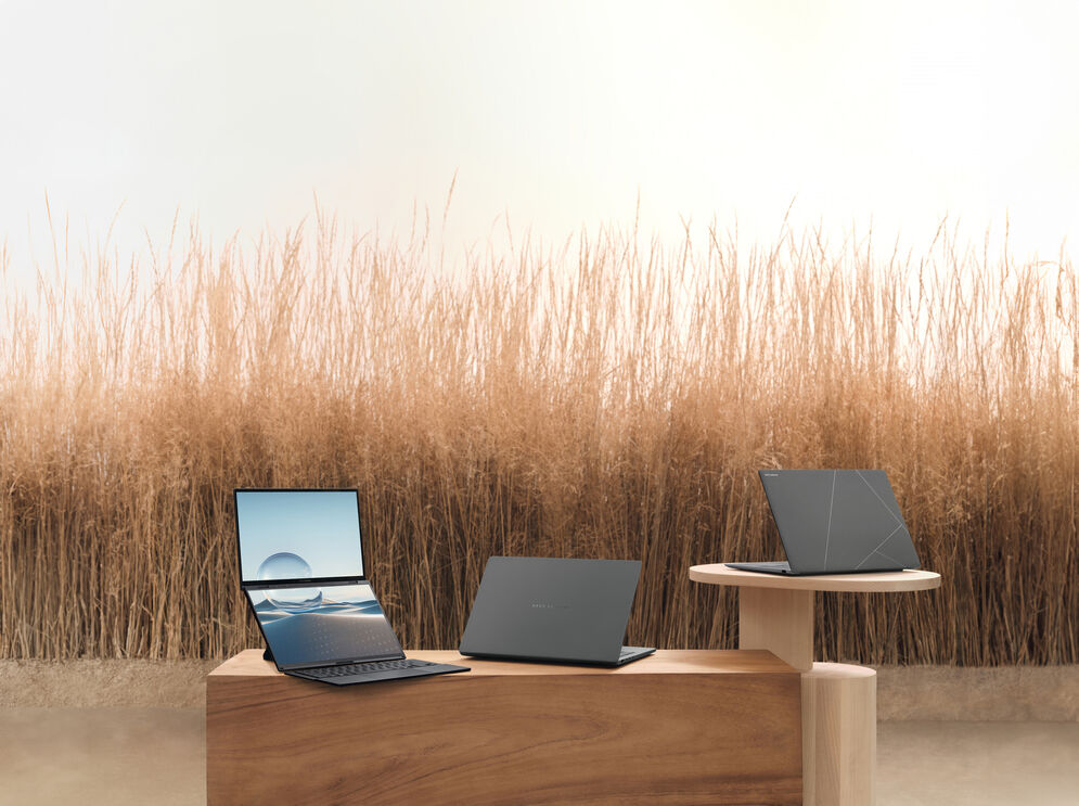 Três portáteis Zenbook da Asus em cima de mesas de madeira