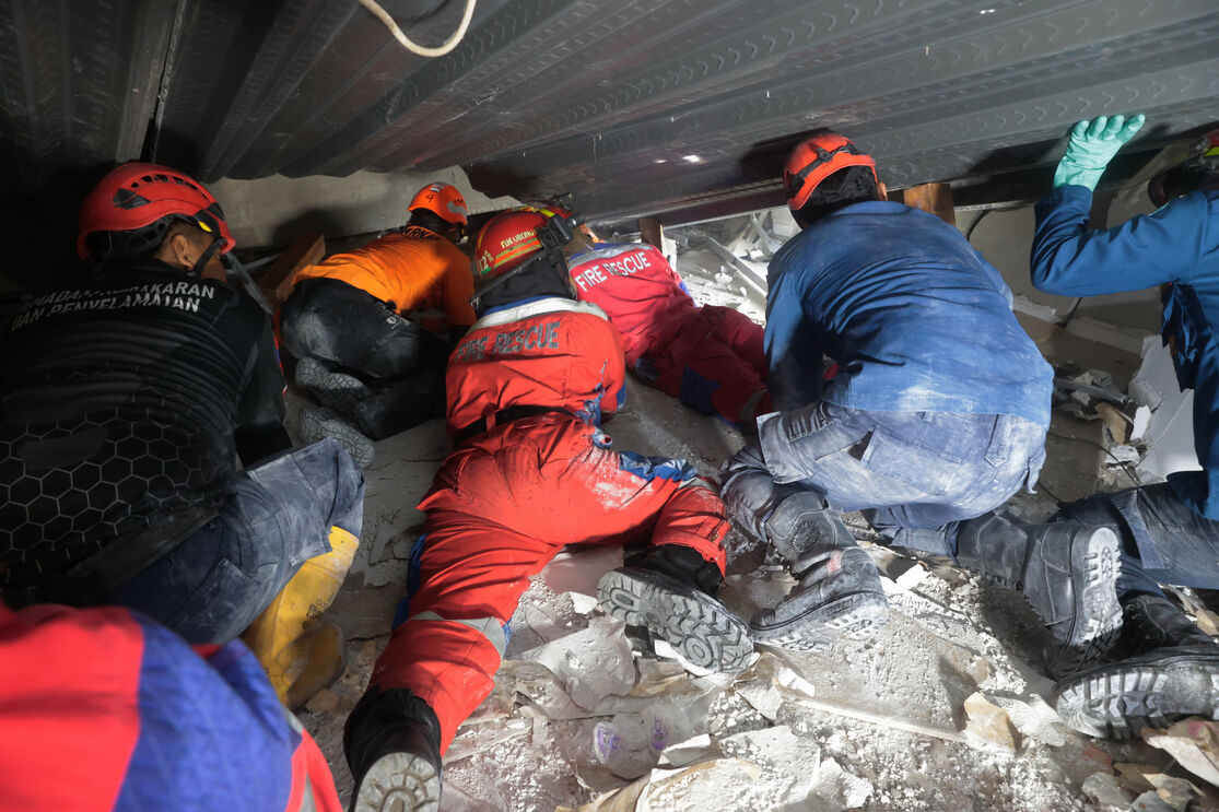 Equipas de resgate procuram sobreviventes 