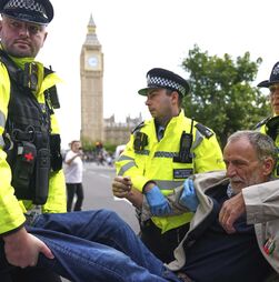 Polícia de Londres detém centenas de manifestantes em apoio ao grupo Palestine Action