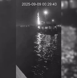 O momento em que barco com bandeira portuguesa da flotilha humanitária é atingido por drone