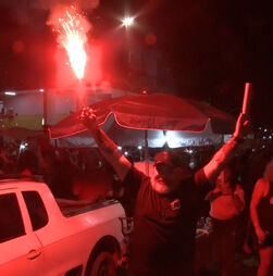 “Estou aqui para comemorar”: Opositores de Bolsonaro comemoram condenação do ex-presidente a 27 anos de prisão  