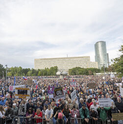 Milhares saem à rua na Eslováquia contra medidas e austeridade e políticas pró-russas 