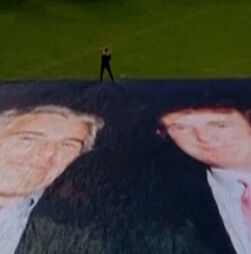 Faixa gigante com Trump e Epstein desfraldada junto ao Castelo de Windsor 