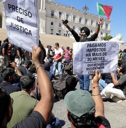Centenas de imigrantes concentrados em frente ao parlamento pedem 'documentos para todos' 