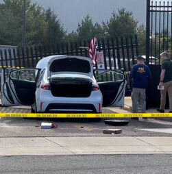 Condutor atira carro contra portão de edifício do FBI e deixa para trás bandeira americana 