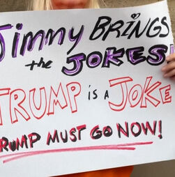 “Jimmy Kimmel fica, Trump sai”: manifestantes protestam contra suspensão do programa do comediante 