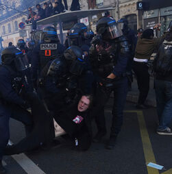 Pelo menos três feridos e 140 detidos em França em protestos contra medidas de austeridade