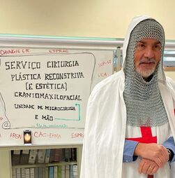 Ministro-sombra da saúde do Chega vestiu-se de templário para receber médicos