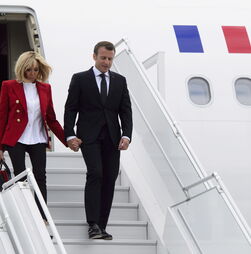 Casal Macron vai apresentar provas científicas de que primeira-dama é mulher