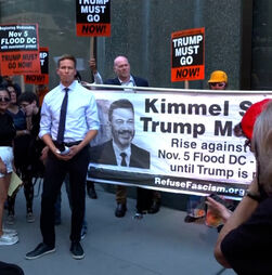Manifestantes defendem Jimmy Kimmel e protestam em frente à sede da ABC 