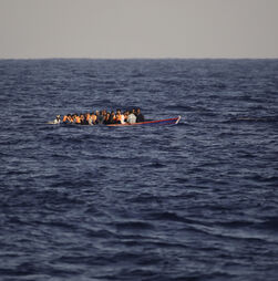 Barco que transportava migrantes afunda na costa da Líbia. Pelo menos 19 pessoas morreram 
