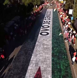 Centenas de bósnios marcharam em homenagem aos mortos Palestinianos com uma bandeira de 94 metros 