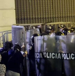 Polícia dispara gás lacrimogéneo contra manifestantes do grupo 'Geração Z' no Peru