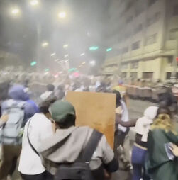 Manifestantes atiram pedras e polícia dispara gás lacrimogéneo no Peru
