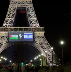 Projeção na Torre Eiffel mostra pomba a separar bandeiras de Israel e da Palestina 