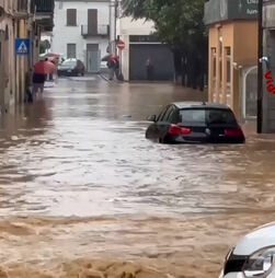 Chuvas torrenciais deixam estradas transformadas em rios no norte de Itália 