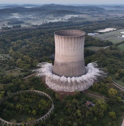 Imagens impressionantes mostram torre de refrigeração nuclear a ser demolida nos EUA  