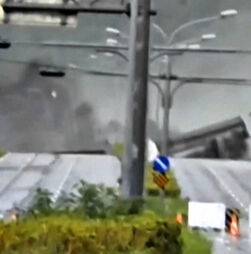 O momento em que ponte colapsa em Taiwan devido às cheias provocadas pelo tufão Ragasa 
