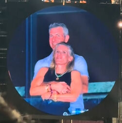 Mulher apanhada com chefe em concerto dos Coldplay fala sobre o escândalo: “Não consigo arranjar trabalho, mas ele consegue”