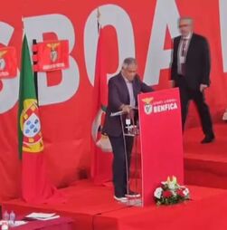 AG do Benfica suspensa após sócios impedirem Vieira de falar