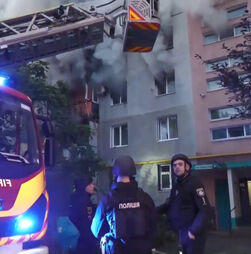 Socorristas retiram residentes após ataque russo em Zaporizhzhia