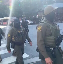 Agentes federais armados patrulham ruas no centro de Chicago 