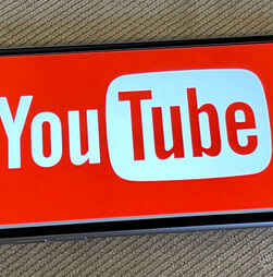 YouTube alerta que crianças ficam menos seguras com proibição das redes sociais na Austrália