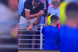 O momento em que milionário rouba boné a criança oferecido por tenista durante torneio   
