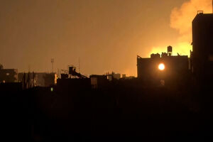 Imagens mostram tiros e explosões no céu de Gaza após ataques israelitas  
