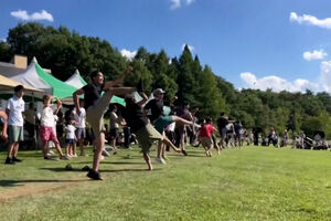 Estes japoneses ganham prémios se conseguirem chutar o mais longe possível o chinelo  