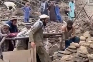 Vídeo mostra destroços espalhados pelas ruas do Afeganistão após sismo atingir país 