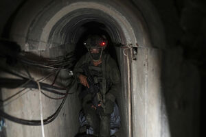 Soldado das Forças de Defesa de Israel num túnel do Hamas em Gaza