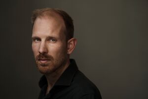 Nascido em 1988 em Renesse, nos Países Baixos, Rutger Bregman é um dos jovens historiadores e autores de não ficção mais lidos do presente