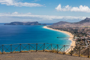 Uma vista panorâmica da ilha do Porto Santo a partir do Miradouro da Portela
