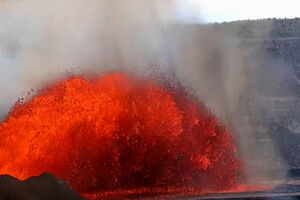 Imagens impressionantes mostram vulcão Kilauea no Havai a expelir lava