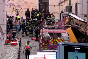 Descarrilamento de veículo em Lisboa: bombeiros e equipas de resgate no local