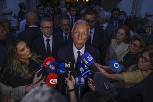 Marcelo Rebelo de Sousa discursa para jornalistas com microfones