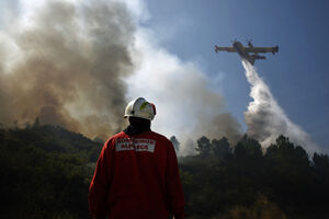Bombeiros combatem incêndio florestal com apoio aéreo em Portugal