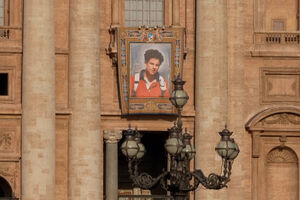 Milhares reúnem-se na Praça de S. Pedro para canonização de Carlo Acutis 
