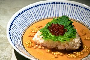 Arroz grelhado, umeboshi e dashi de chá, um dos pratos do Ryoshi