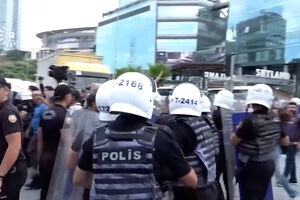 Polícia afasta manifestantes com gás lacrimogéneo em frente à sede de partido da oposição na Turquia