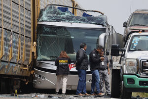 Colisão entre comboio e autocarro em Atlacomulco, México, causa mortos e feridos