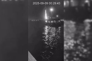 O momento em que barco com bandeira portuguesa da flotilha humanitária é atingido por drone 
