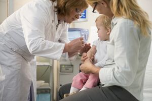 DGS promove vacinação gratuita contra a gripe para bebés dos 6 aos 23 meses.
