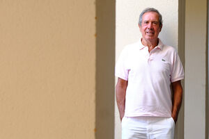 Humberto Coelho tem 75 anos. O antigo jogador do Benfica diz que os problemas que teve num joelho ainda o afetam - mas consegue jogar golfe