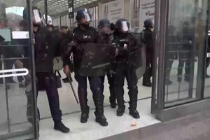 Confrontos entre polícia e manifestantes que protestam contra crise política em França
