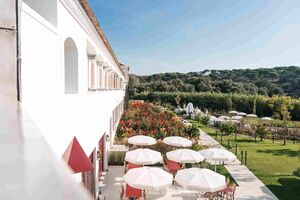 Melides celebra vinho, arte e lifestyle no Hotel Vermelho de Christian Louboutin