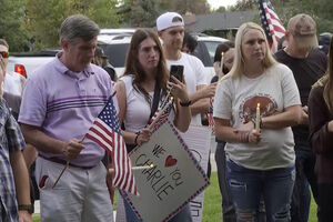 Flores, velas e bandeiras: grupo presta homenagem a Charlie Kirk junto a hospital